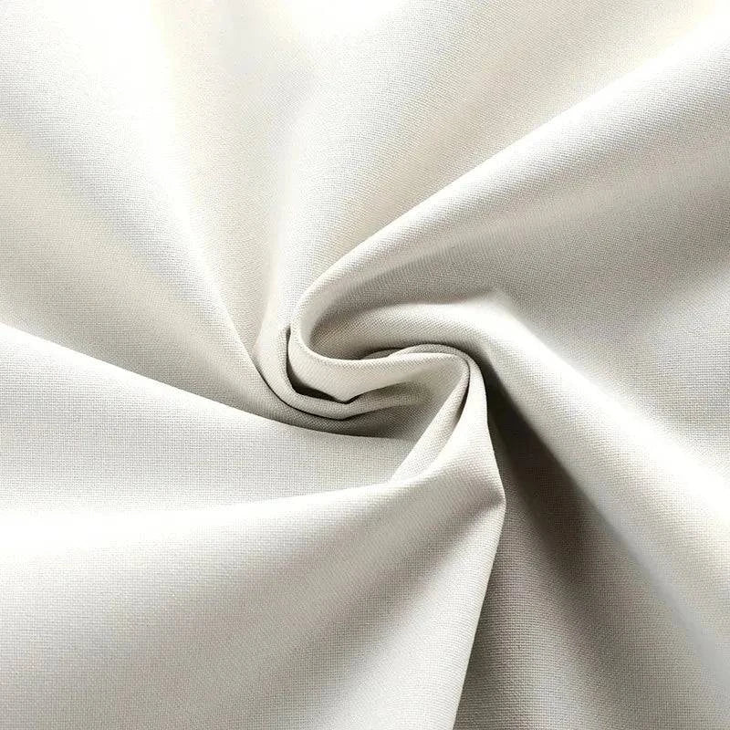 Textura aproximada do tecido impermeável branco da jaqueta parka, com trama visível. Material de alta tecnologia para durabilidade e proteção superior.