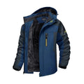 Jaqueta masculina térmica impermeável em tons de azul e preto, com capuz, forro peluciado visível e zíper amarelo vibrante no bolso do peito. Desempenho e estilo premium para enfrentar o clima rigoroso.