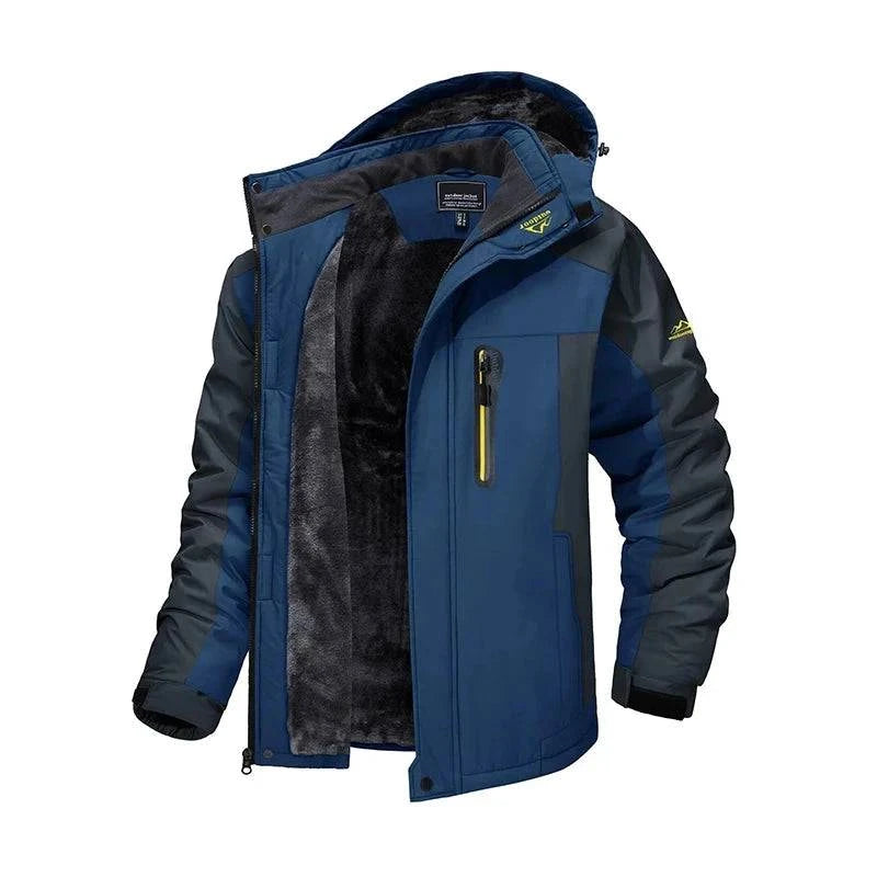 Jaqueta masculina térmica impermeável em tons de azul e preto, com capuz, forro peluciado visível e zíper amarelo vibrante no bolso do peito. Desempenho e estilo premium para enfrentar o clima rigoroso.