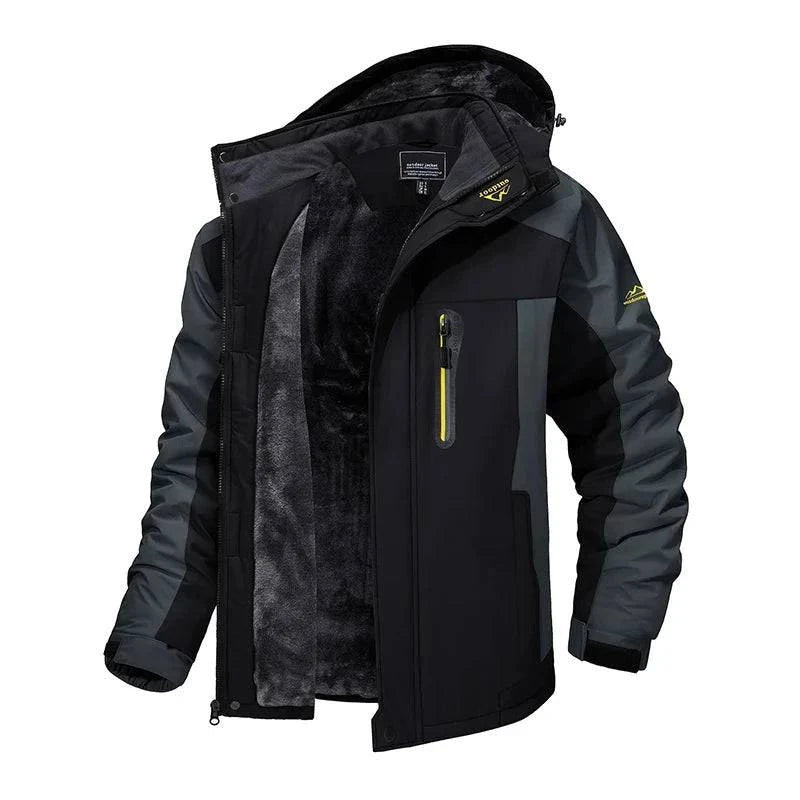 Jaqueta masculina térmica impermeável em tons de preto e grafite, com capuz, forro peluciado visível e zíper amarelo vibrante no bolso do peito. Tecnologia de ponta para o frio extremo, oferecendo conforto e proteção inigualáveis.