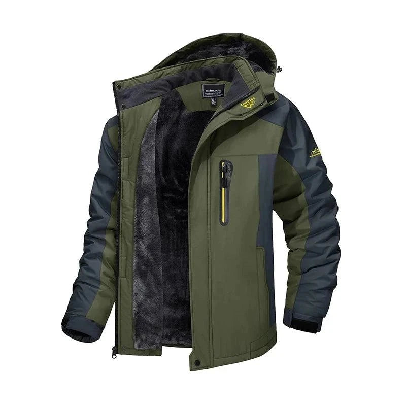 Jaqueta masculina térmica impermeável em tons de verde militar e grafite, com capuz, forro peluciado visível e zíper amarelo vibrante no bolso do peito. Combinação perfeita de funcionalidade robusta e estilo sofisticado para o clima frio.