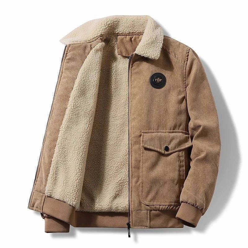 Jaqueta masculina bege de veludo cotelê com forro e gola de lã sherpa cor creme, zíper frontal, bolso no peito e etiqueta 'TOP'. Conforto premium para os dias frios.