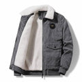 Jaqueta masculina cinza de veludo cotelê com forro e gola de lã sherpa branca, zíper frontal, bolso no peito e etiqueta 'TOP'. Elegância acolhedora para o inverno.