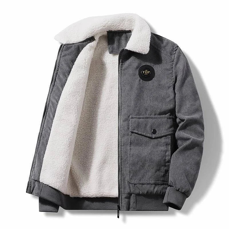 Jaqueta masculina cinza de veludo cotelê com forro e gola de lã sherpa branca, zíper frontal, bolso no peito e etiqueta 'TOP'. Elegância acolhedora para o inverno.