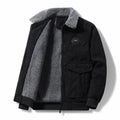 Jaqueta masculina preta de veludo cotelê com forro e gola de lã sherpa cinza, zíper frontal, bolso no peito e etiqueta 'TOP'. Conforto elevado para o homem moderno.