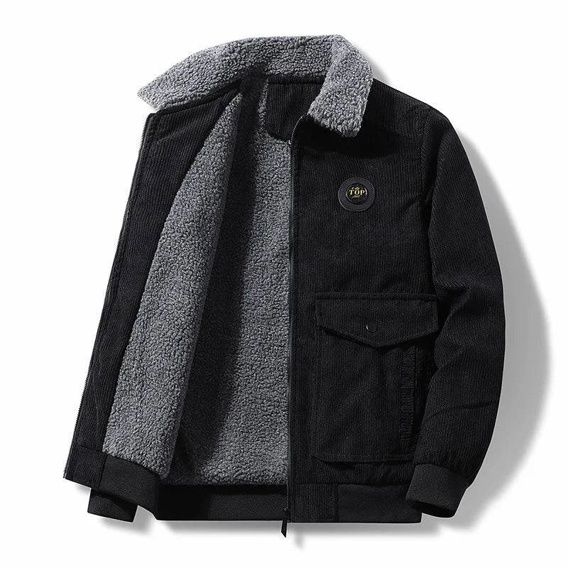 Jaqueta masculina preta de veludo cotelê com forro e gola de lã sherpa cinza, zíper frontal, bolso no peito e etiqueta 'TOP'. Conforto elevado para o homem moderno.