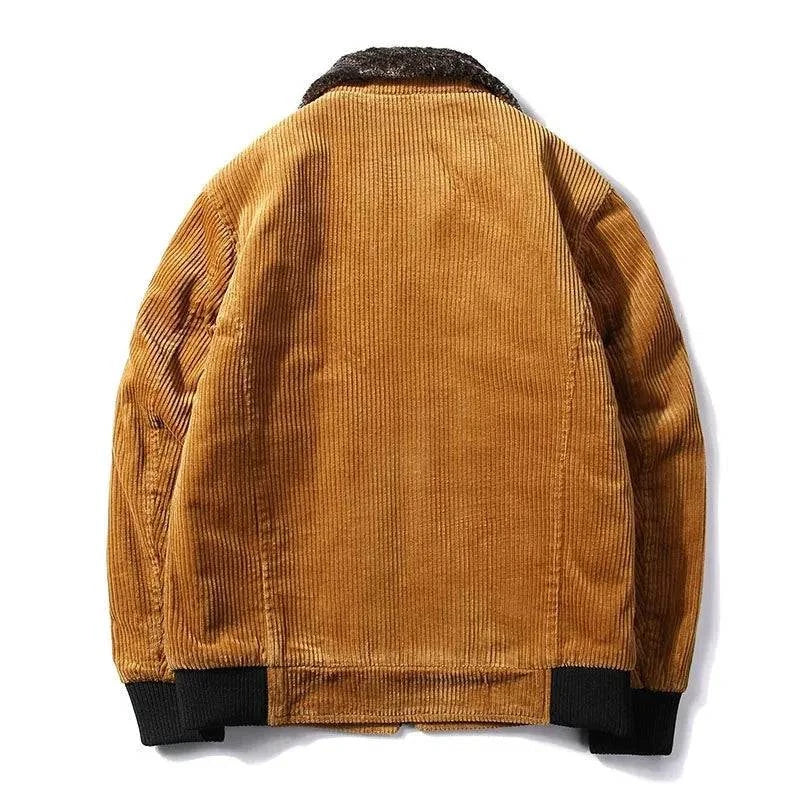 Costas da jaqueta masculina de veludo cotelê marrom claro, evidenciando a gola de pele sintética texturizada e a barra canelada preta. O veludo confere um toque luxuoso e a costura vertical destaca a qualidade do design.
