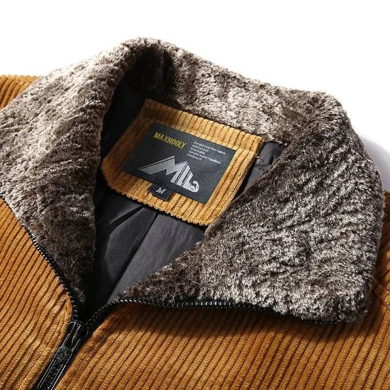 Close-up da gola da jaqueta masculina de veludo cotelê marrom claro, mostrando a gola de pele sintética texturizada em tons de marrom e cinza, o zíper preto, e a etiqueta interna. O luxuoso forro e o acabamento detalhado elevam a peça, conferindo exclusividade e alto valor.