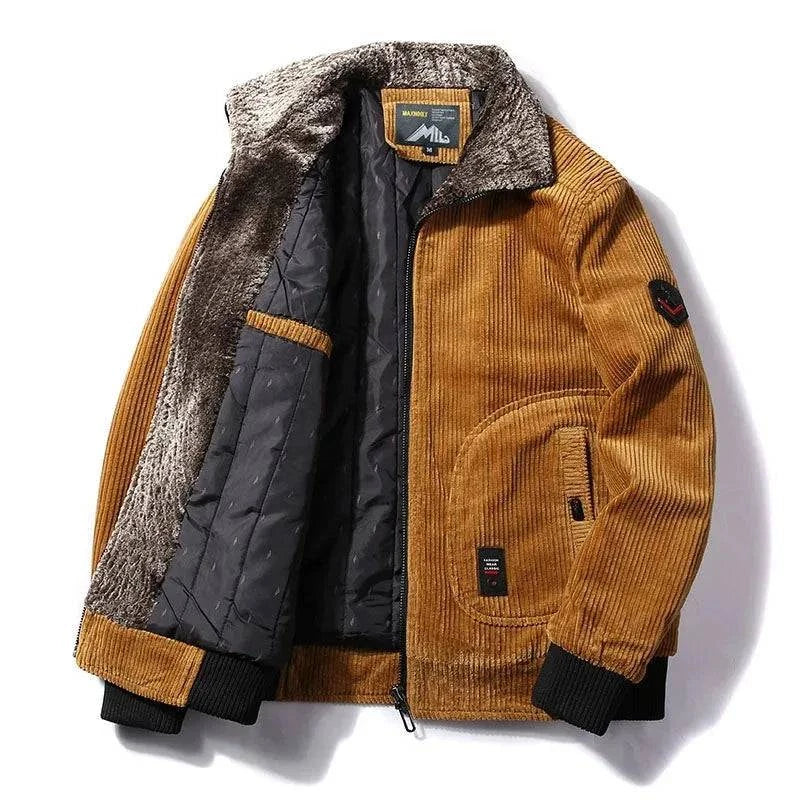 Jaqueta masculina de veludo cotelê marrom claro, aberta para mostrar o forro interno acolchoado preto e a gola de pele sintética texturizada. Possui fechamento frontal com zíper e bolsos laterais. Uma peça que une o toque clássico do veludo com o conforto e aquecimento do forro, ideal para um estilo sofisticado e exclusivo no clima de Embu das Artes.Jaqueta masculina de veludo cotelê marrom claro, aberta para mostrar o forro interno acolchoado preto e a gola de pele sintética texturizada. Possui fechamento 