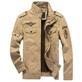 Jaqueta militar tática masculina na cor cáqui, ligeiramente aberta, com gola alta, múltiplos bolsos frontais com lapelas e botões, e patches militares bordados, incluindo um "AIRBORNE" na manga. Estilo aventureiro e robusto.