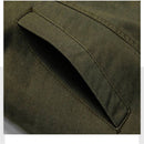 Bolso lateral com costuras reforçadas em jaqueta militar verde oliva