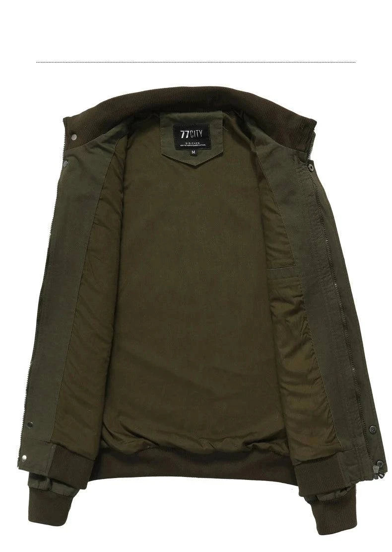 Jaqueta militar tática masculina verde oliva aberta, revelando o forro interno em tom escuro e uma etiqueta "77CITY". Acabamento premium e interior que confere aquecimento e conforto