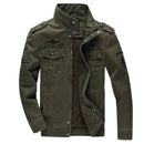 Jaqueta militar tática verde oliva com gola alta, bolsos e patches bordados