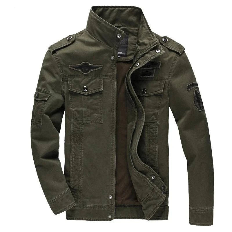 Jaqueta militar tática masculina verde oliva com gola alta, múltiplos bolsos com lapelas e botões, zíper frontal e patches militares discretos. Design robusto e funcional para quem busca exclusividade e praticidade no estilo militar.