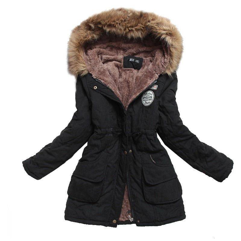 Jaqueta parka feminina preta, totalmente forrada com material felpudo e capuz com acabamento em pele sintética marrom, com zíper frontal, cordão na cintura e bolsos grandes, ideal para o inverno rigoroso de Embu das Artes, oferecendo calor e estilo exclusivo.