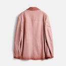 Jaqueta de carneiro vintage feminina, vista traseira, tons rosa com gola vermelha