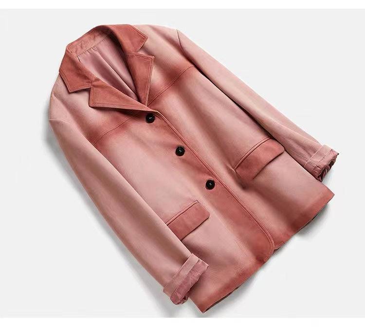 Jaqueta de pele de carneiro vintage feminina em tons de rosa com efeito degradê, estilo blazer com gola clássica e botões pretos, destacando um luxo raro e artístico, ideal para um visual exclusivo.