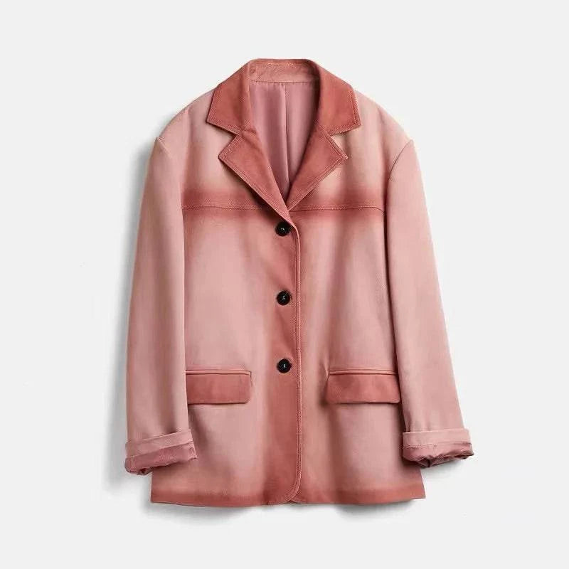 Jaqueta de pele de carneiro vintage feminina em tons de rosa com efeito degradê e gola contrastante, estilo blazer com botões pretos e bolsos frontais, destacando um luxo raro e artístico.