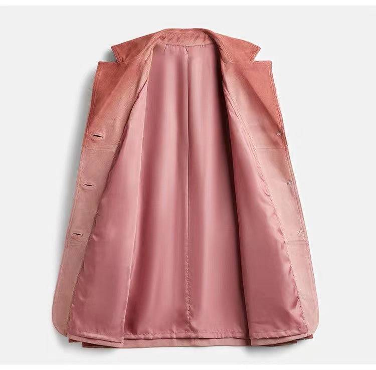 Parte interna da jaqueta de pele de carneiro vintage rosa com efeito degradê, exibindo o forro acetinado em tom combinando e a costura impecável, revelando a qualidade e o luxo ocultos da peça.