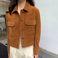 Jaqueta feminina de pelo de cabra Hircus na cor caramelo, estilo camisa cropped, com bolsos frontais de aba e botões, exibindo a textura aveludada do material exclusivo e de alto valor, para um visual sofisticado em Embu das Artes.