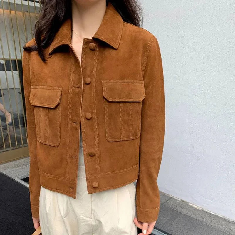 Jaqueta feminina de pelo de cabra Hircus na cor caramelo, estilo camisa cropped, com bolsos frontais de aba e botões, exibindo a textura aveludada do material exclusivo e de alto valor, para um visual sofisticado em Embu das Artes.
