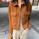 Jaqueta camurça caramelo com bolsos frontais e botões, estilo camisa cropped