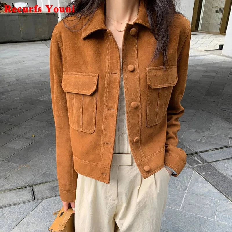 Jaqueta feminina de pelo de cabra Hircus na cor caramelo, estilo camisa cropped com bolsos frontais e botões, exibindo a textura aveludada do material raro e de alto valor, ideal para um visual exclusivo em Embu das Artes.
