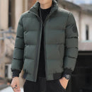 Jaqueta puffer acolchoada verde oliva com gola alta, fechamento em zíper e punhos canelados