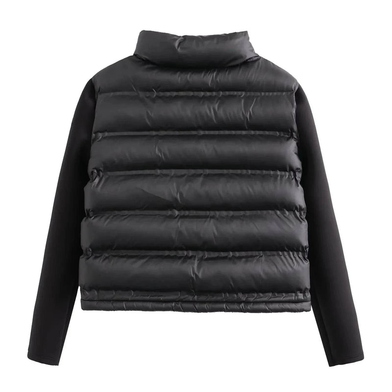 Parte traseira da jaqueta puffer feminina preta, com gola alta e mangas lisas, destacando o acolchoamento horizontal e o caimento estruturado da peça.