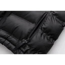 Detalhe do bolso com zíper em jaqueta puffer feminina preta