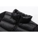 Detalhe da gola alta e acolchoamento de jaqueta puffer feminina preta