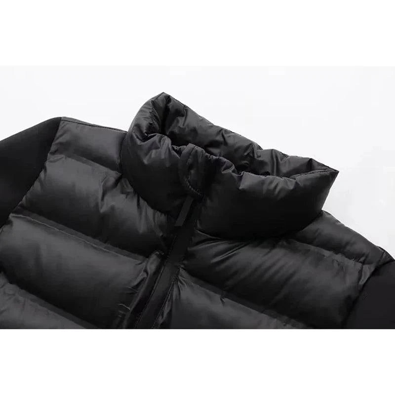 Detalhe da gola alta e acolchoamento da jaqueta puffer feminina preta, evidenciando a qualidade do tecido e o acabamento premium para máximo conforto e estilo.