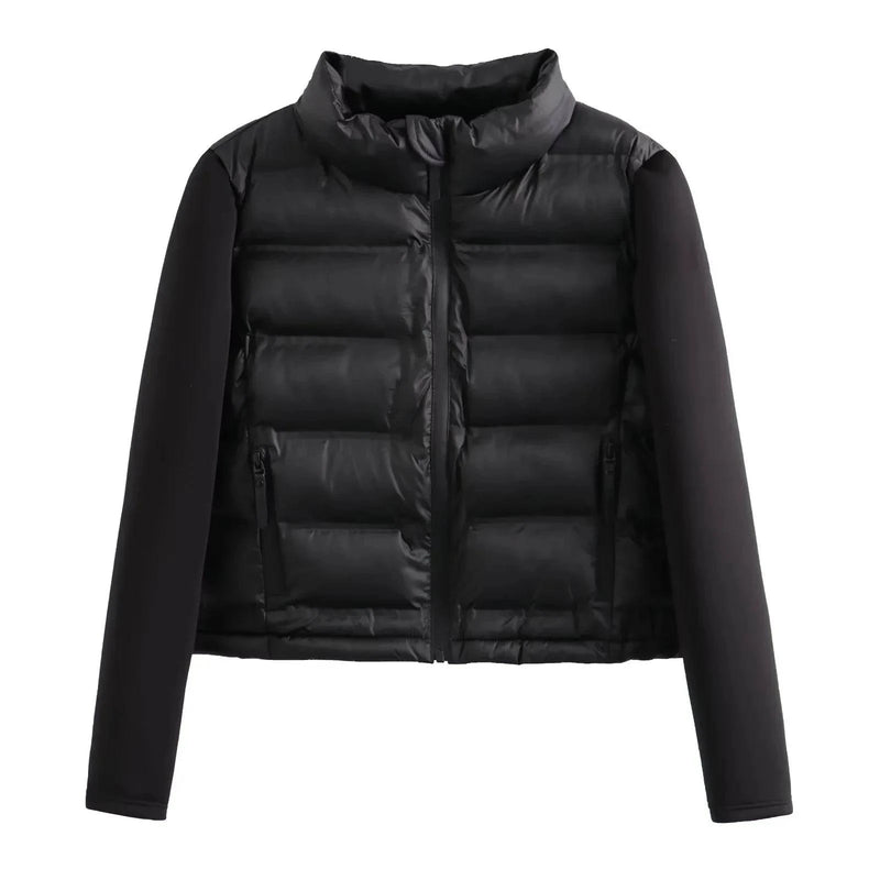 Jaqueta puffer feminina preta com gola alta, detalhes em tecido liso nas mangas e acolchoamento central, exibindo o design moderno e aquecimento premium.