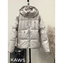 Jaqueta puffer feminina bege com capuz e zíper, design acolchoado