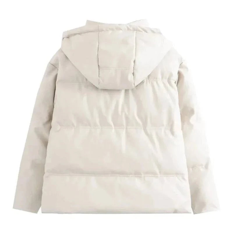 Parte traseira da jaqueta puffer feminina bege para inverno, com capuz e acolchoamento uniforme, exibindo o volume e a cobertura ideal para o frio com toque luxuoso.