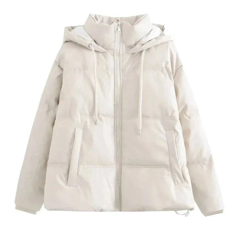 Jaqueta puffer feminina para inverno na cor bege, com capuz e zíper frontal, acolchoamento premium e design elegante, oferecendo calor e estilo sofisticado