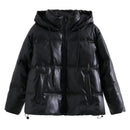 Jaqueta puffer preta com capuz, zíper frontal e acolchoamento em couro sintético
