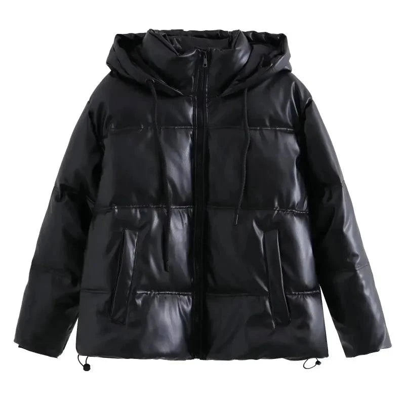 Jaqueta puffer feminina para inverno na cor preta, com capuz e cordões ajustáveis, exibindo o acolchoamento e o brilho do tecido, para um estilo aquecido e exclusivo.