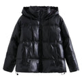 Jaqueta puffer feminina para inverno na cor preta, com acabamento brilhante, capuz e zíper, destacando o design elegante e o acolchoamento robusto para o frio.