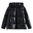 Jaqueta puffer feminina preta com capuz e zíper, design acolchoado para inverno