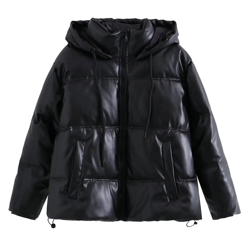 Jaqueta puffer feminina para inverno na cor preta, com acabamento brilhante, capuz e zíper, destacando o design elegante e o acolchoamento robusto para o frio.