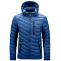 Jaqueta puffer masculina azul escuro com capuz, acolchoamento horizontal em ondas, zíper frontal preto e puxadores de zíper laranja vibrantes nos bolsos. Peça de aquecimento superior e estilo exclusivo para o inverno em Embu das Artes.