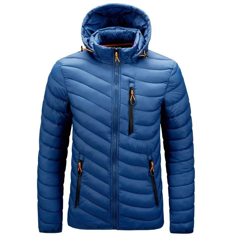 Jaqueta puffer masculina azul escuro com capuz, acolchoamento horizontal em ondas, zíper frontal preto e puxadores de zíper laranja vibrantes nos bolsos. Peça de aquecimento superior e estilo exclusivo para o inverno em Embu das Artes.