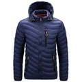 Jaqueta puffer masculina azul marinho com capuz, acolchoamento horizontal em ondas, zíper frontal preto e puxadores de zíper laranja vibrantes nos bolsos. Peça de aquecimento superior e estilo exclusivo para o inverno em Embu das Artes.
