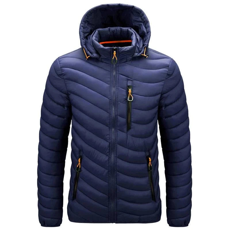 Jaqueta puffer masculina azul marinho com capuz, acolchoamento horizontal em ondas, zíper frontal preto e puxadores de zíper laranja vibrantes nos bolsos. Peça de aquecimento superior e estilo exclusivo para o inverno em Embu das Artes.