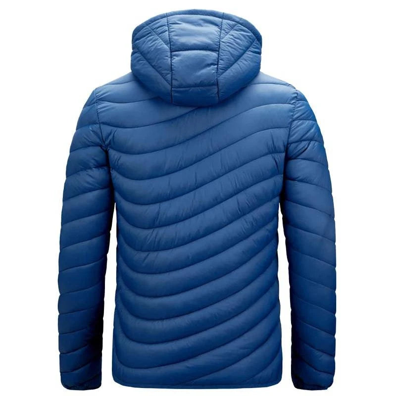 Costas da jaqueta puffer masculina azul royal com capuz, evidenciando o padrão acolchoado horizontal e ligeiramente curvado que confere um design dinâmico. Ideal para quem busca um estilo exclusivo com máximo aquecimento para o inverno.
