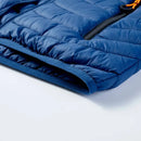 Detalhe de jaqueta puffer azul com painel acolchoado e acabamento em ribana