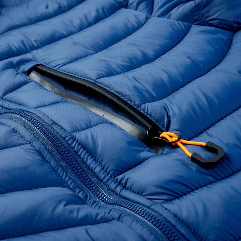 Close-up do zíper do bolso frontal na jaqueta puffer masculina azul royal, com um puxador laranja vibrante. A costura acolchoada e o acabamento liso do zíper destacam a atenção aos detalhes e a funcionalidade da peça de alta qualidade.