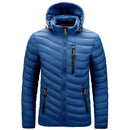 Jaqueta puffer azul com capuz, acolchoamento horizontal e zíperes laranja nos bolsos