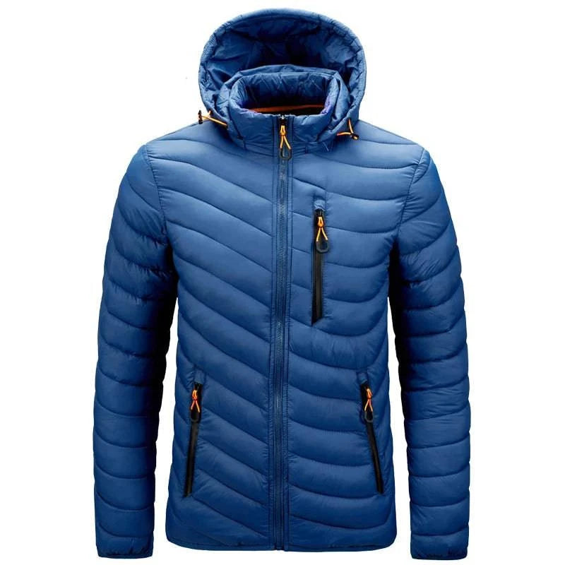 Jaqueta puffer masculina azul royal com capuz, acolchoamento horizontal, zíper frontal preto e zíperes laranja vibrantes nos bolsos. Peça essencial para o inverno, oferece aquecimento superior e um toque de exclusividade com seu design arrojado.